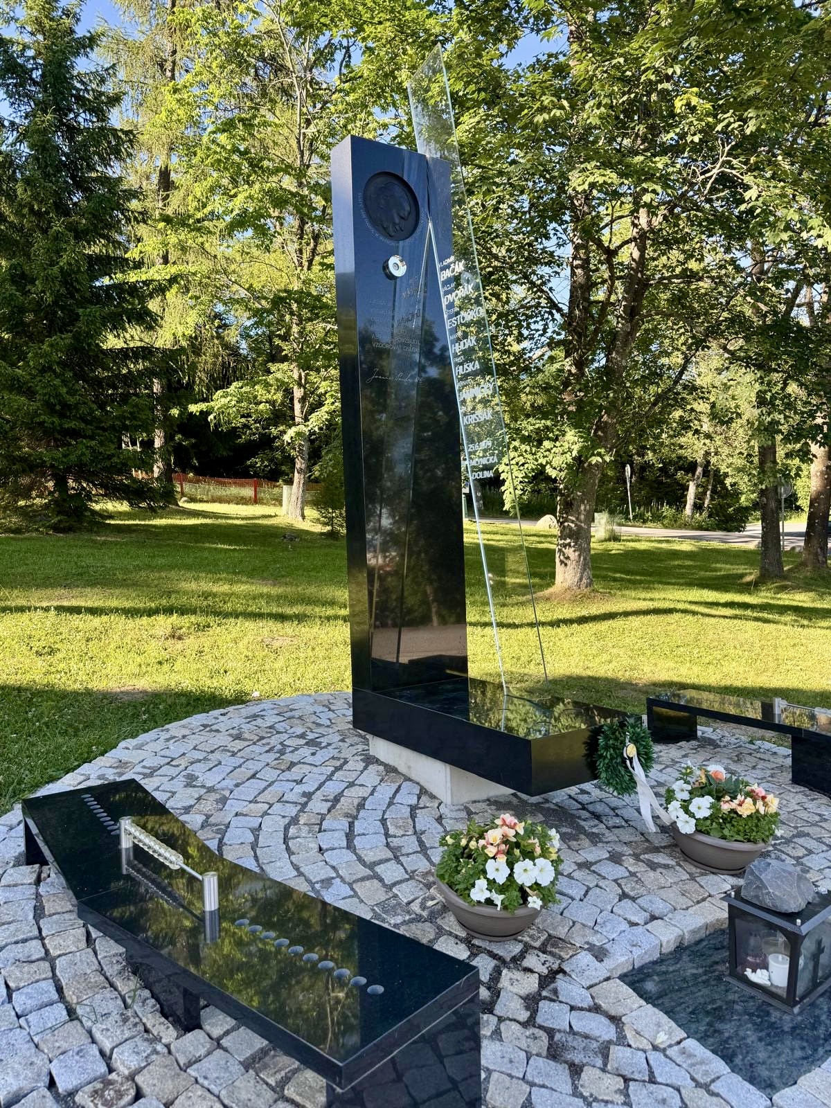Pamätník horských záchranárov a Jána Pavla II. vo Vysokých Tatrách