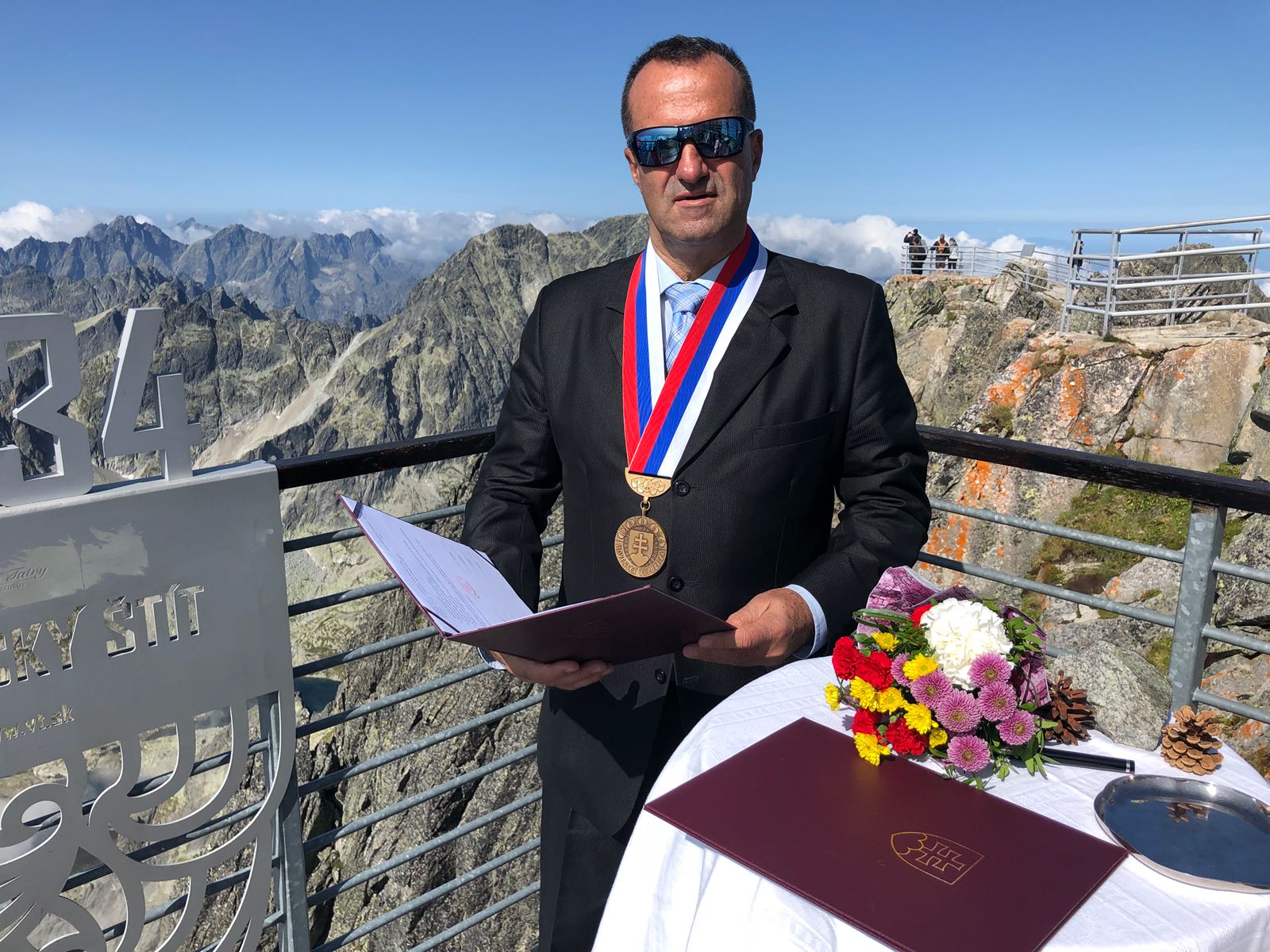 Gabriel Jamnický s medailou na vrchole Lomnického štítu