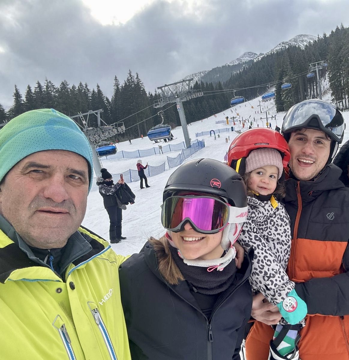 Ski selfík rodiny na zjazdovke v Tatrách