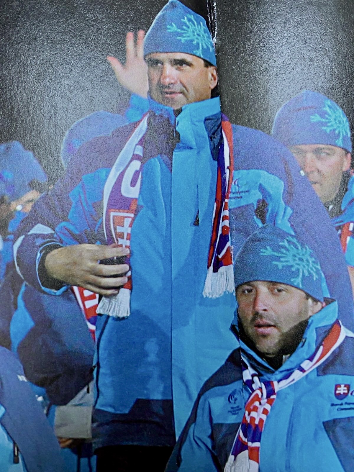 Tím zimných športovcov v modrých dresoch so slovenskou symbolikou