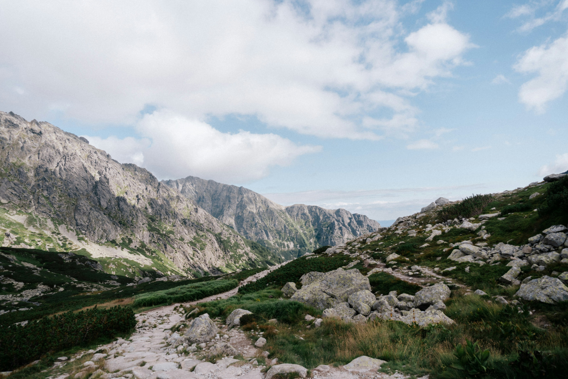 Tatranské pleso s výhľadom na štíty pri západe slnka